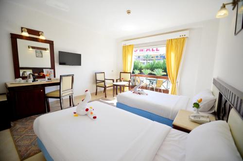 Ένα ή περισσότερα κρεβάτια σε δωμάτιο στο Falcon Naama Star Hotel