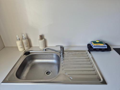 un évier dans une cuisine avec un bac dans l'établissement Appartement en centre-ville à 5mn de la plage, à Calais