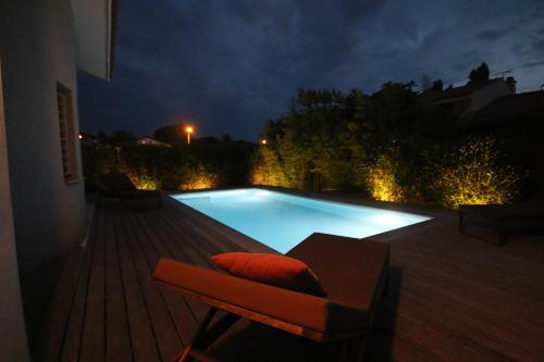 - une piscine sur une terrasse la nuit dans l'établissement Villa de l'Art, à Saint Cyprien Plage