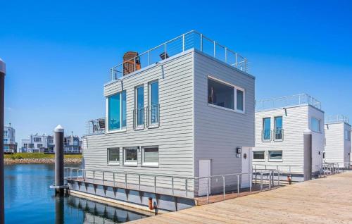 een gebouw op een dok naast een waterlichaam bij Sunseeker in Olpenitz