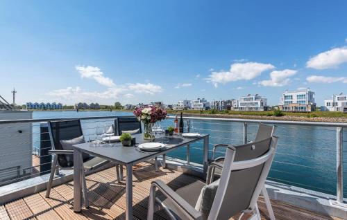 een tafel op een balkon met uitzicht op het water bij Sunseeker in Olpenitz