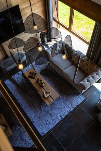 - un salon avec un canapé dans l'établissement Chalet Emeraude, chalet de luxe avec vue montagne, à Gérardmer