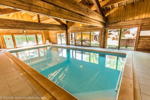 - une piscine intérieure dans une maison en bois dans l'établissement Bois de Champelle- 94 Magnifique Chalet-10 pers, à Morillon