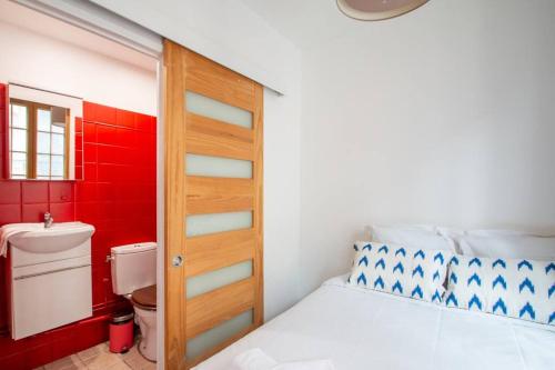 une petite chambre avec un lit et des toilettes dans l'établissement Studio spacieux dans le beau quartier du Marais, à Paris