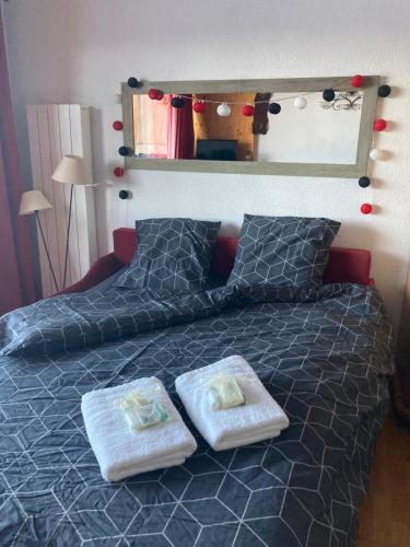 a bedroom with a bed with two towels on it at Studio 2 personnes avec Terrasse Literie-Serviettes-Ménage Fin de Séjour INCLUS in Bolquere Pyrenees 2000