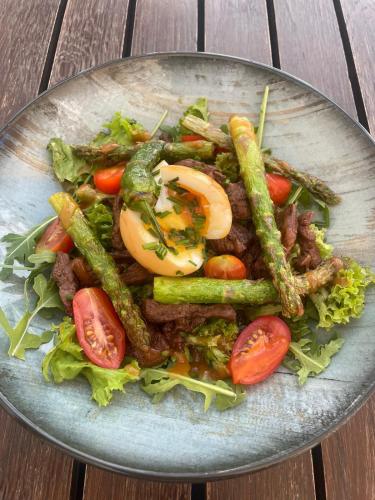 ホテルの敷地内または近くでの食事または食べ物