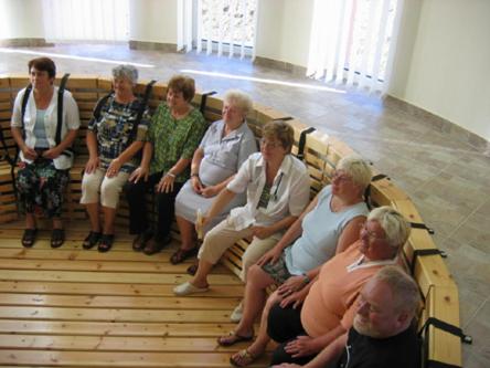 MátraderecskeにあるMuskátlis vendégházの座ベンチの人々