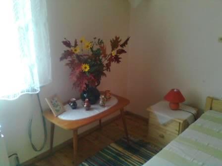 MátraderecskeにあるMuskátlis vendégházの花瓶付きテーブル