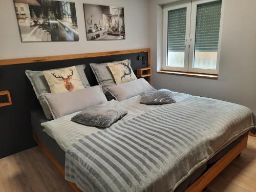 Ένα ή περισσότερα κρεβάτια σε δωμάτιο στο Hübner Apartments