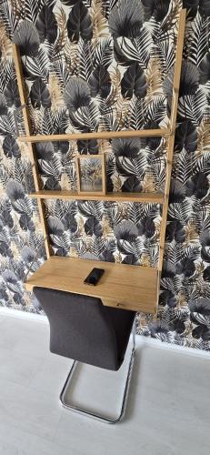 un bureau devant un papier peint noir et blanc dans l'établissement F2 en centre ville proche gare, à Beauvais