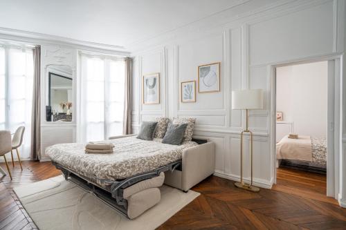 - une chambre blanche avec un lit dans l'établissement Le Versaillais - Proche Château de Versailles et 15 min RER Paris, à Versailles