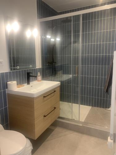 une salle de bain avec une douche, des toilettes et un lavabo dans l'établissement Les Lauriers, à Mornas