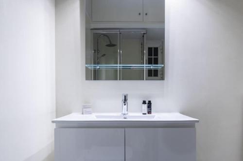 Graceful 2BR Apartment in Paleo Faliro by UPSTREET
