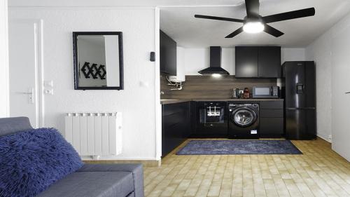 un salon avec un canapé et une cuisine dans l'établissement TERRASSE DE LA PLAGE -211- Appt 4 pers, au Cap d'Agde