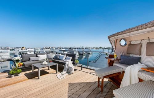 een terras op een jacht met uitzicht op het water bij Beluga in Olpenitz