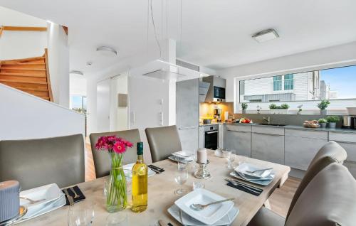 Un comedor con mesa y sillas y una cocina. en Awesome Home In Olpenitz With Sauna, en Olpenitz