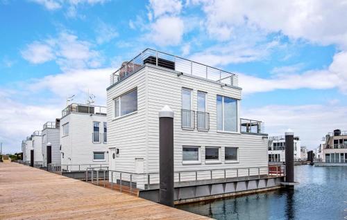 een huis op een steiger aan een water bij Stockholm in Olpenitz