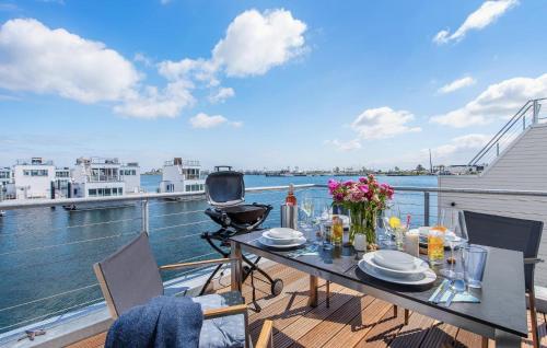 een tafel op een balkon met uitzicht op het water bij Stockholm in Olpenitz