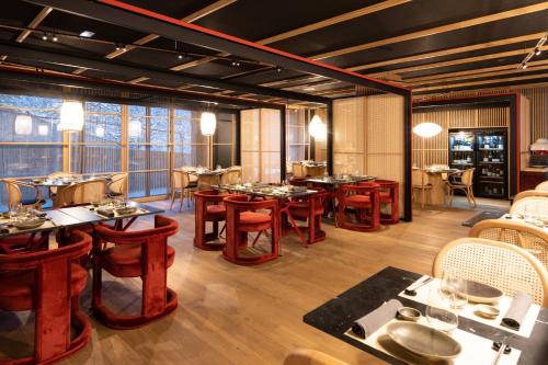 Un restaurante u otro lugar para comer en Park Piolets MountainHotel & Spa