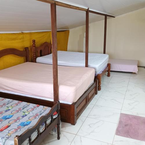 two bunk beds in a room with a tiled floor at Linda casa com piscina in Saquarema
