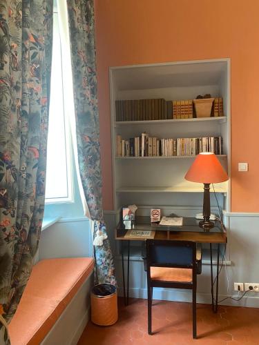 Bibliothèque dans l'hôtel