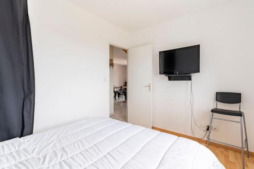 TV a/nebo společenská místnost v ubytování Petite maison chaleureuse avec une vue imprenable
