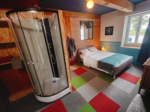 - une chambre avec une douche et un lit dans l'établissement Gite atypique, à Plounéour-Trez