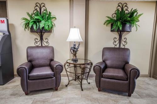 Area soggiorno di Radisson Hotel Louisville North