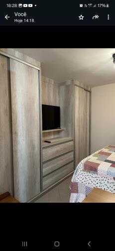 a room with a bed and a flat screen tv at Eldorado Flat Service apto 601- BL 1 in Caldas Novas