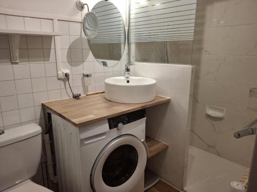 une salle de bain avec un lavabo et une machine à laver dans l'établissement Studio accueillant, centre station, balcon, parking, WiFi - FR-1-512-117, à Brides-les-Bains