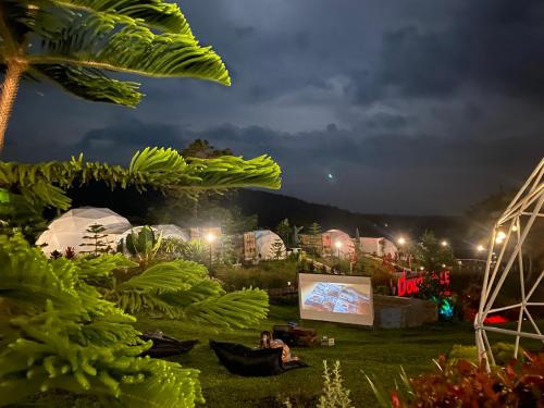 Сад в Mt Matutum Domesville Glamping