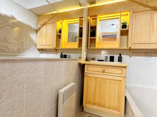 Kuchyň nebo kuchyňský kout v ubytování Appartement cosy à Morillon, proche télécabine - FR-1-624-143