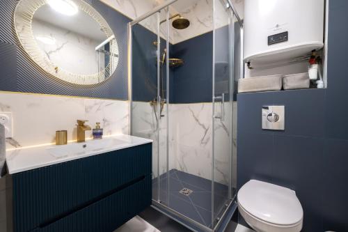 une salle de bain avec une douche, un lavabo et des toilettes dans l'établissement Art de Vivre - Très bel appartement à Paris, à Paris