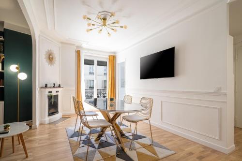 une salle à manger avec une table et des chaises dans l'établissement Art de Vivre - Très bel appartement à Paris, à Paris