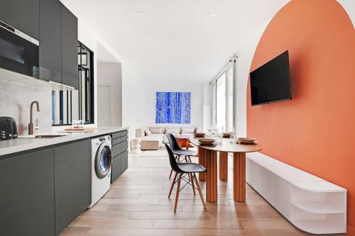 - une cuisine et une salle à manger avec une table dans l'établissement Charming apt with patio - 2BD4P - Monceau Park, à Paris