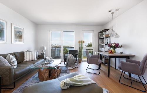 een woonkamer met een bank en een tafel bij Take Five in Olpenitz