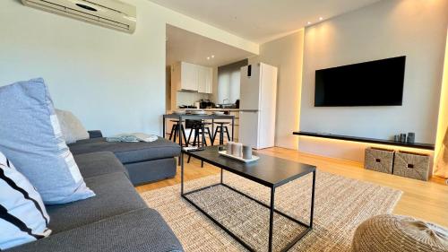 Riviera Chic 2BR in Glyfada by TwentyTwo