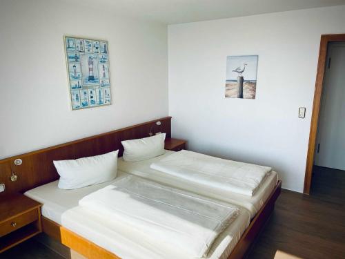 a bedroom with two beds in a room at Seehotel in Helgoland