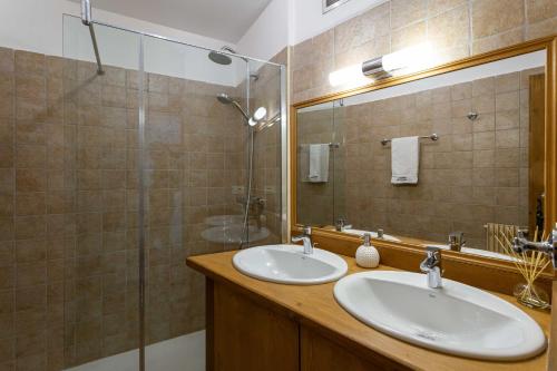 une salle de bain avec deux lavabos et une douche dans l'établissement Le Brevent 2 Apartment - Chamonix All Year, à Chamonix-Mont-Blanc
