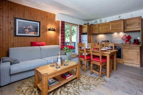 un salon avec un canapé et une table dans l'établissement Le Brevent 2 Apartment - Chamonix All Year, à Chamonix-Mont-Blanc