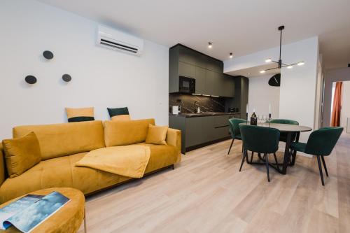 Koi Deluxe, Urban Two Bedroom Oasis