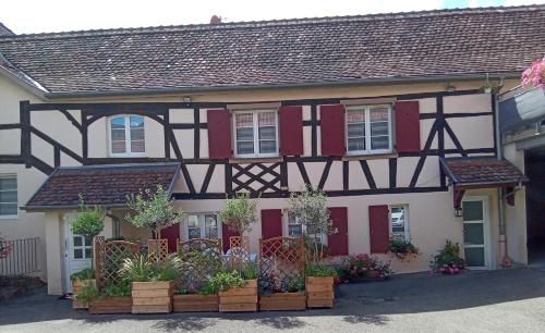 une ancienne maison rouge et blanche dans l'établissement Le Repaire des Hirondelles - Le Colombage, à Scharrachbergheim-Irmstett