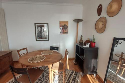 une salle à manger avec une table et des chaises en bois dans l'établissement Vue panoramique, place de parking, à Saint-Nazaire