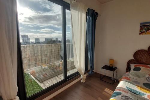 - une chambre avec une grande fenêtre offrant une vue dans l'établissement Vue panoramique, place de parking, à Saint-Nazaire