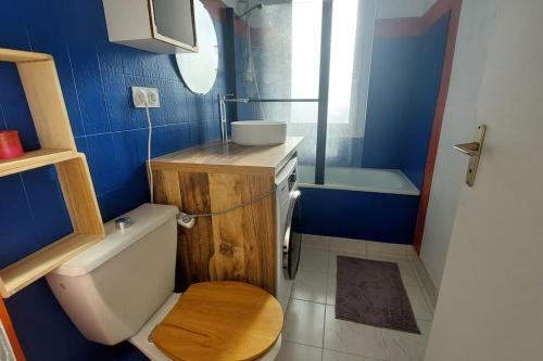 une salle de bain avec toilettes, lavabo et baignoire dans l'établissement Vue panoramique, place de parking, à Saint-Nazaire
