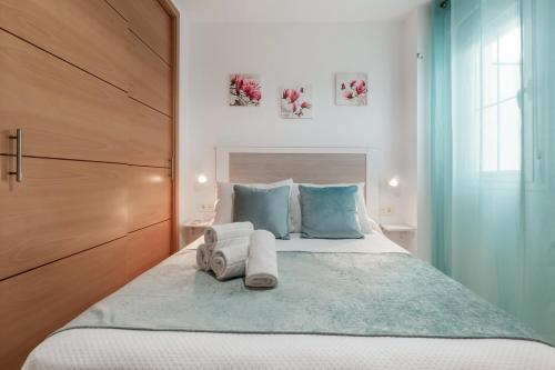 sypialnia z łóżkiem i ręcznikami w obiekcie San Miguel centro de Torremolinos w mieście Torremolinos