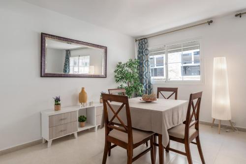 jadalnia ze stołem, krzesłami i lustrem w obiekcie San Miguel centro de Torremolinos w mieście Torremolinos