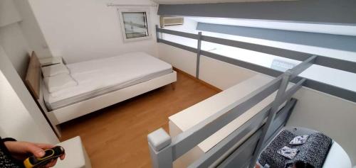 une personne prenant une photo d'une petite pièce avec un lit dans l'établissement Clos Gabmy entre plage et garrigue, à Vic-la-Gardiole