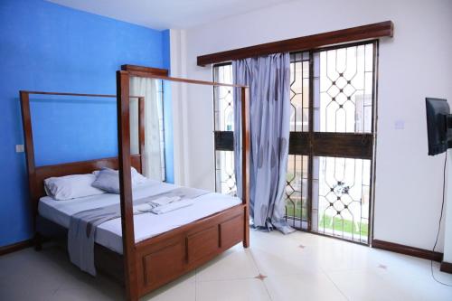 Katil atau katil-katil dalam bilik di MOA-FOUR BEDROOMs NYALI BEACH VIEW APARTMENT WITH A SWIMMING POOL