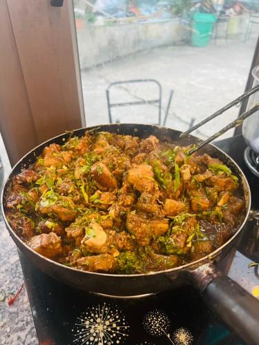 a pan of food on top of a stove at Ruby Tam Đảo in Tam Ðảo